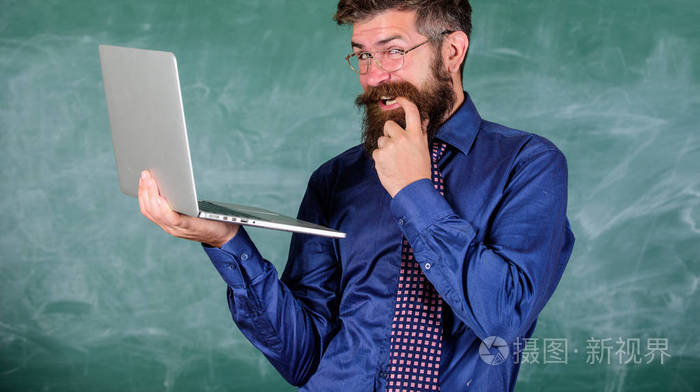 学校lifehack.时髦的老师戴眼镜和领带, 手提电脑上网