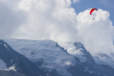 在法国阿尔卑斯山上面霞慕尼 Mont blanc 滑翔伞