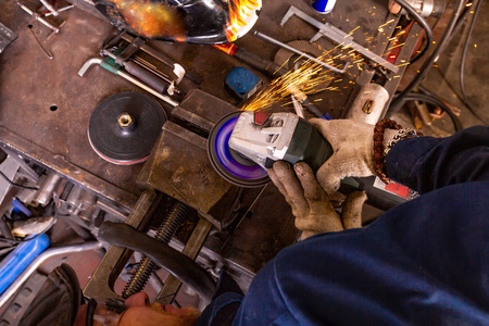 重工业工人易切削钢与角磨机在汽车服务