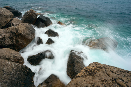 海浪打破石质岸上