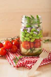 在梅森罐子里的健康蔬菜沙拉  番茄 黄瓜 大豆