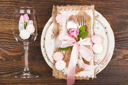 淡粉色玫瑰与蛋白甜饼餐具