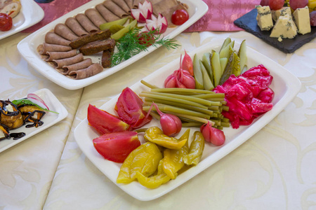 宴会桌上的蔬菜和肉类小吃图片