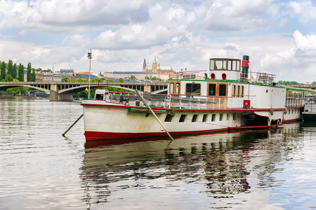 在布拉格伏尔塔瓦河河上船