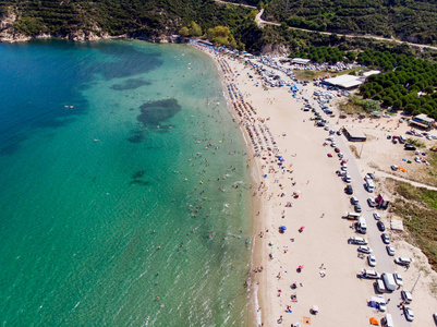 空中无人机鸟瞰海滩湾与人在 Erdek TurankoyBalikesir土耳其游泳。自然在城市