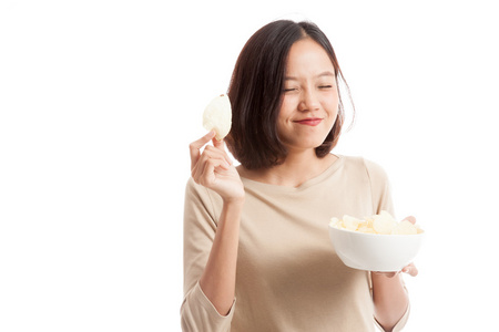年轻的亚洲女人吃薯片