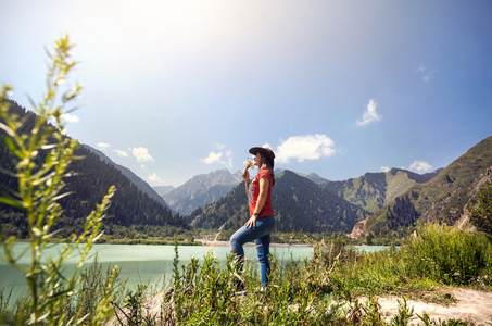 在山的湖旅游女人