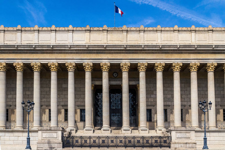 里昂正义之宫, 历史古迹, 在阳光明媚的日子里, 它的柱子和旗帜