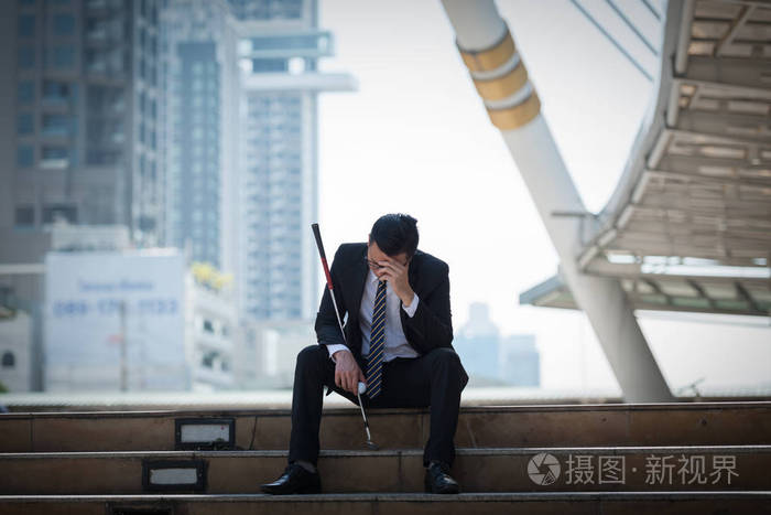 年轻的亚洲商人在工作中感到压力/担心/头疼/失望