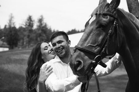 新婚夫妇站在一匹马