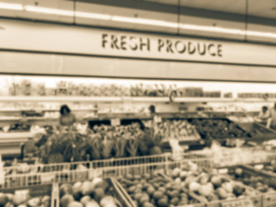 老式色调模糊的客户购买新鲜的生产, 水果和蔬菜在亚洲超市在达拉斯, 得克萨斯州, 美国。弥散人们在杂货店里浏览。健康的生活方式概