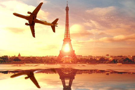 巴黎埃菲尔铁塔景观与飞机日落