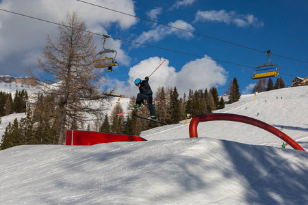 滑雪者在行动 滑雪跳跃在山 Snowpark