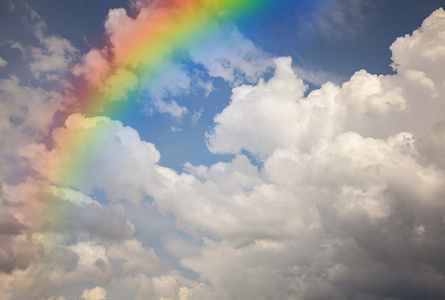 云层中的彩虹
