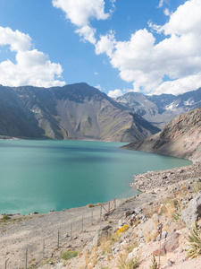 山脉和山峰的景观。悦喜商务湖。圣约瑟夫 del Maipo智利的圣地亚哥