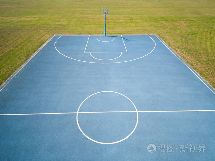 户外蓝色篮球场鸟瞰图