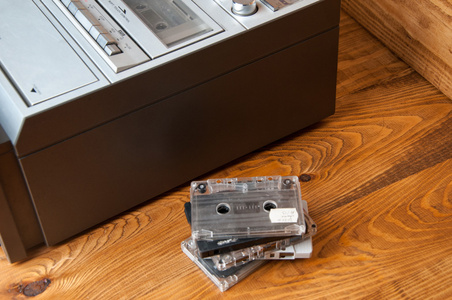 收音机和盒式磁带上木制的背景