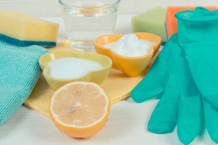 天然和无毒洗涤剂, 配有五颜六色的配件, 用于清洗不同的表面, 家庭责任概念