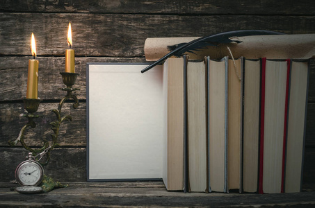 用燃烧的蜡烛打开空白的空页的书。作者或作者概念
