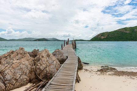 木走道, 岩石海岸和白色沙滩与蓝色海在 Kohkham。曼谷, 春武里, 泰国