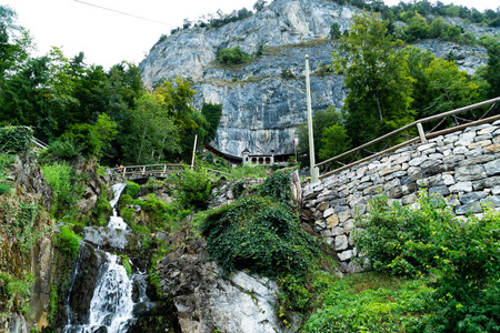 圣轩洞穴和瀑布以上的 Thunersee, Sundlauenen 在瑞士