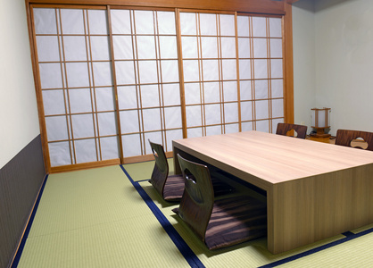 屏风和榻榻米垫在极简风格与装饰的传统日式房间地板