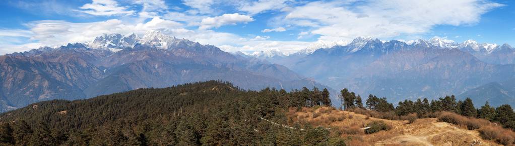 喜马拉雅山脉全景从基里集市到卢克拉和珠穆朗玛峰基地营地, 尼泊尔喜马拉雅山的徒步小径