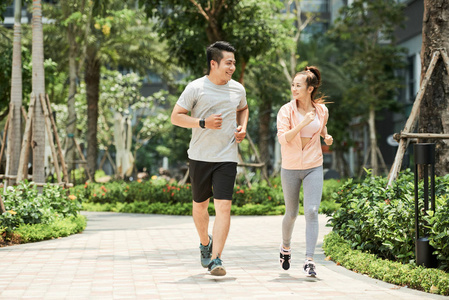 越南男人和女人一起在公园里慢跑