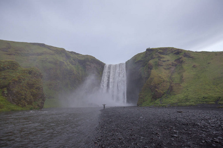 在冰岛山之间的瀑布从河春天
