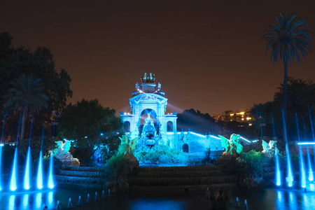 ublic 公园的 ciutadella 在巴塞罗那照亮了晚上。巴塞罗那赞助圣徒的公众庆典