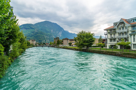 因特拉肯镇与 Thunersee 河在瑞士