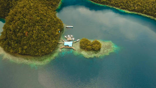 鸟瞰图热带环礁湖 大海 沙滩。比卡斯大格兰德岛，Sohoton 湾。菲律宾