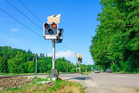 在铁路道口前的信号灯。捷克共和国铁路的警示信号。汽车到达铁路道口