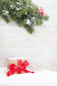 圣诞礼品盒和圣诞冷杉树枝。用空格查看您的问候语