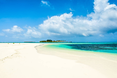 美丽的沙滩在无人居住的海岛在印度洋以豪华度假胜地和水别墅, 马尔代夫