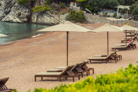 贵宾海滩配有雨伞和遮阳椅