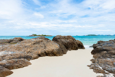 岩石海岸和白色沙滩与蓝色海在 Koh Samaesarn。曼谷, 春武里, 泰国