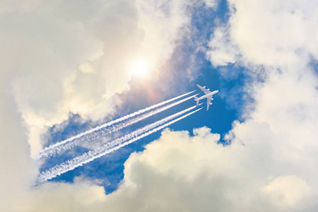 飞机飞得高高的天空, 穿越云层的旅程和阳光灿烂的光芒