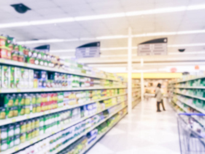 模糊的运动客户购买罐装食品和草药补救措施在亚洲超市在达拉斯, 得克萨斯州, 美国。弥散背景, 有多种传统产品的连锁连锁店