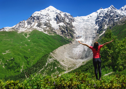 年轻的徒步旅行者在斯瓦涅季，格鲁吉亚徒步旅行