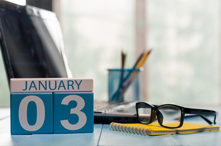 1 月 3 日.一天 3 个月的日历上保险代理工作场所背景。冬天的时候。文本为空的空间