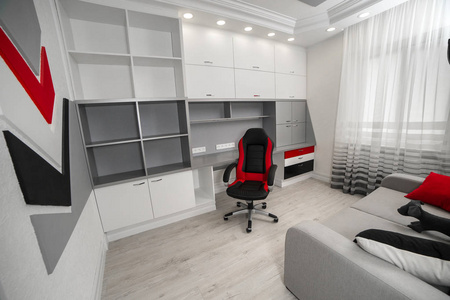 红色和黑色扶手椅在办公室与白色家具