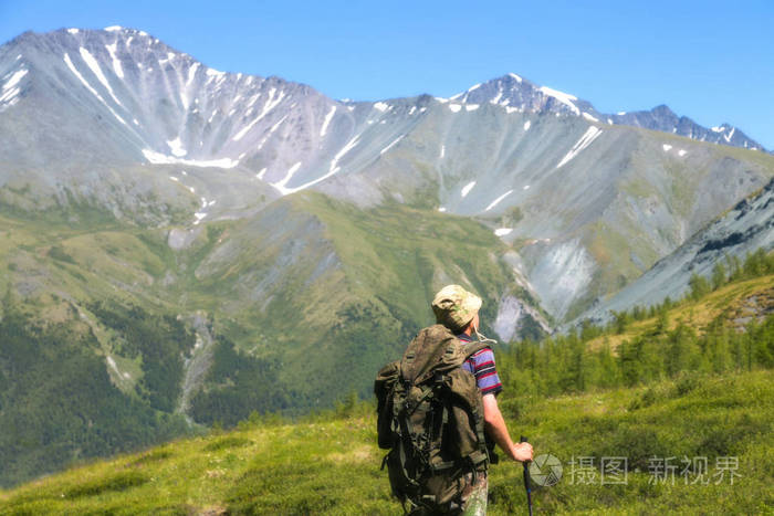 一个背着背包的男人独自穿越俄罗斯的群山.在山上远足
