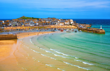 风景如画的圣奈尔, 一个受欢迎的海滨小镇, 在康沃尔, 英格兰的金色沙滩