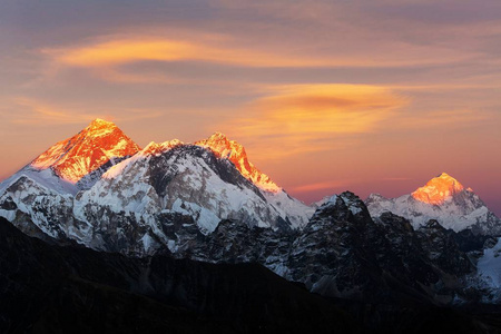 傍晚日落的景色, 珠穆朗玛峰, 洛子峰和马卡鲁峰从 Renjo 通行证。三通行证和珠穆朗玛峰基地营徒步旅行, 昆布谷, Solu