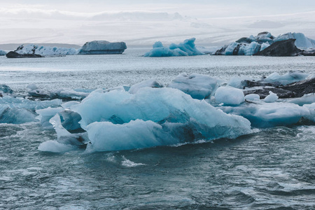 冰岛 Jokulsarlon 湖漂浮的冰川冰块