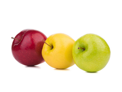 一堆红色黄色和绿色的苹果, 在白色背景下被隔离。三个新鲜的苹果。有机水果