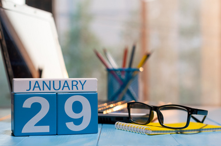 1 月 29 日。一天 29 的月，编辑器工作区背景上的日历。冬天在工作理念。文本为空的空间