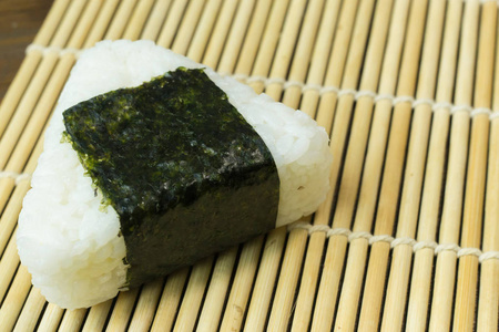 日本食品饭团白米形成三角形或圆柱形, 经常包裹在紫菜