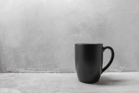 黑咖啡杯子上混凝土表